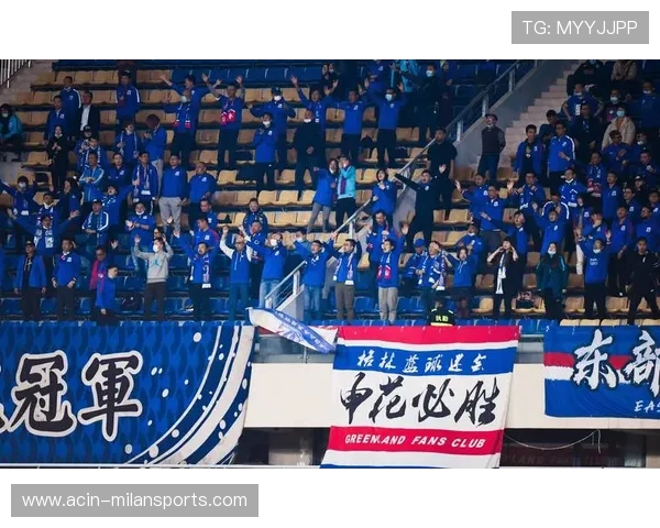 上海申花主场球迷激情挥舞彩旗热烈助威激发场面氛围回归