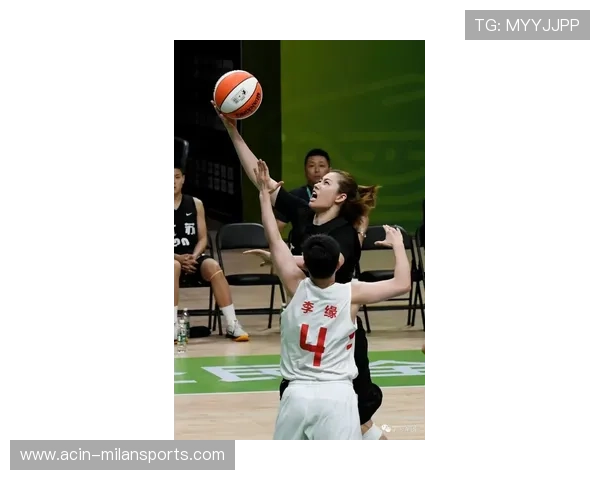 13岁男孩担任成人篮球赛裁判举止得体展现大气场引人称赞